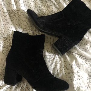 🌴 TJ MAX VELVET PATTERN ANKLE BOOT